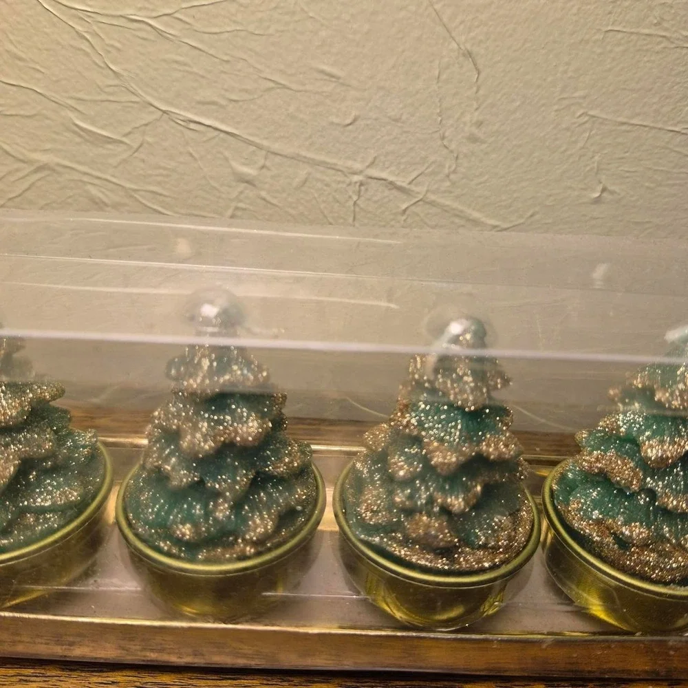 Green Christmas tree candles with gold glitter - Picture 3 of 4